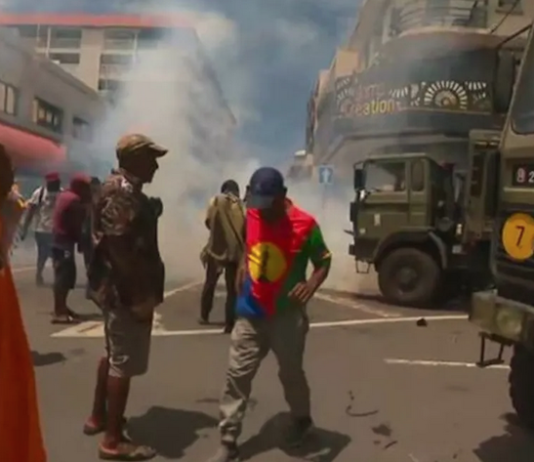 French police fire teargas during clashes with Union Calédonienne pro-independence protesters in central Nouméa