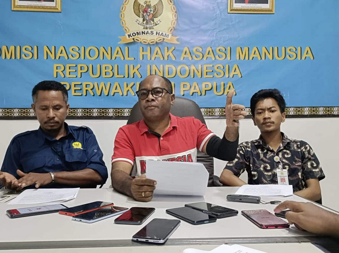 Head of the Representative Office of Komnas HAM Papua, Frits Ramandey (centre),