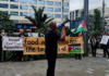 PSNA spokesperson Neil Scott reports to the pro-Palestine picket outside the MFAT Auckland office