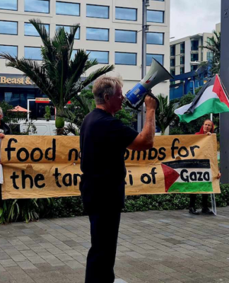 PSNA spokesperson Neil Scott reports to the pro-Palestine picket outside the MFAT Auckland office