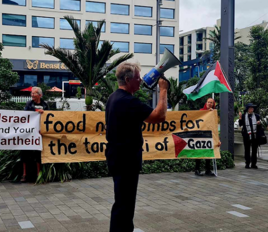 PSNA spokesperson Neil Scott reports to the pro-Palestine picket outside the MFAT Auckland office