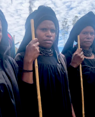 Pivotal role of PNG’s village courts in curbing sorcery violence Highlands women attend a funeral for a victim of a sorcery accusation-related attack