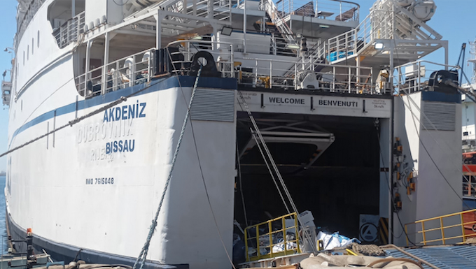 Loading urgent humanitarian aid for Gaza on the Akdeniz ship in Istanbul