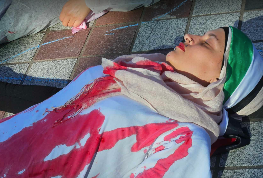 A Gaza "die-in body" in Te Komititanga Square