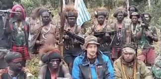 New Zealand hostage pilot Phillip Mehrtens (centre front in blue)
