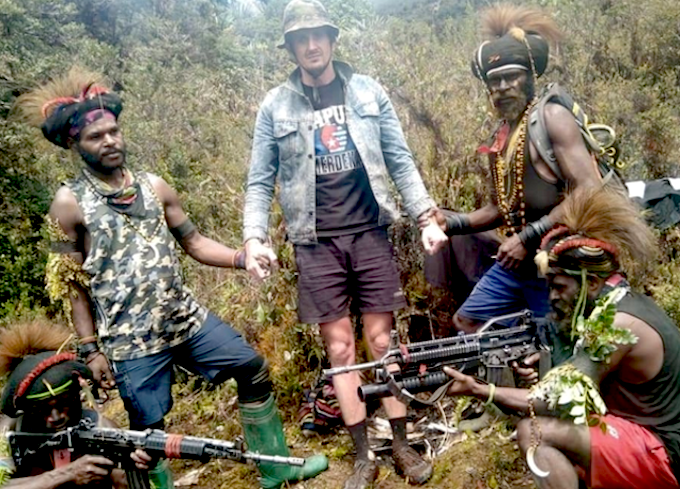 Lebih banyak video sandera Kiwi di Papua – peringatan serangan udara Indonesia