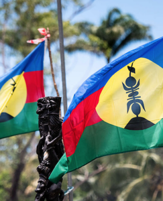 Kiwis trapped in Nouméa: Air NZ won’t fly from New Caledonia for days Flags of an independent Kanaky fly at a barricade near Nouméa
