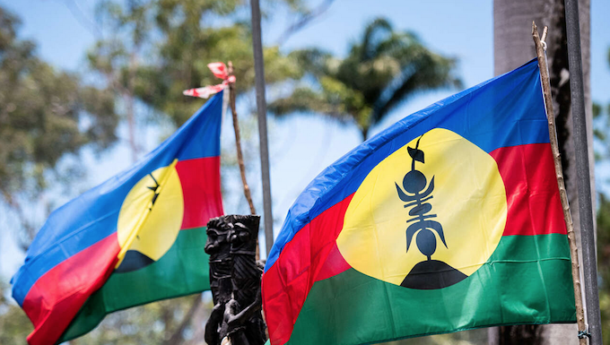 Kiwis trapped in Nouméa: Air NZ won’t fly from New Caledonia for days Flags of an independent Kanaky fly at a barricade near Nouméa
