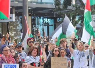 Part of the crowd paying tribute to the Gazan journalists who have been awarded the 2024 Guillermo Cano Media Freedom Award