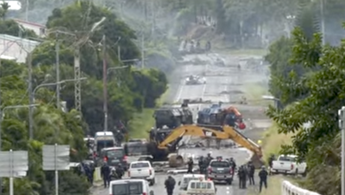 France declares state of emergency in New Caledonia – four die in riots Devastation on a Nouméa road as security forces try to clear pro-independence barricades