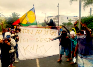 A Kanak pro-independence protester banner declares "No to 'unfreezing' (the electoral rules)"