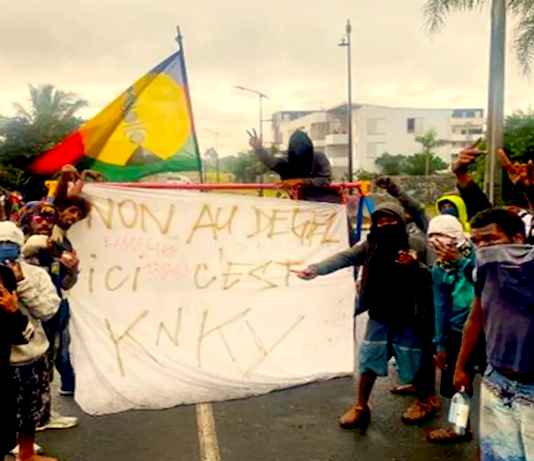 A Kanak pro-independence protester banner declares "No to 'unfreezing' (the electoral rules)"