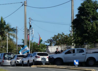 French police deployed at the Nouméa headquarters of the Caledonian Union in today's crackdown