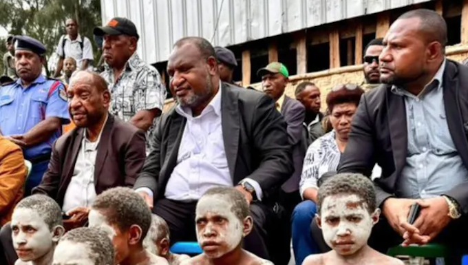 12 reportedly dead after tribal clashes near PNG landslide in Enga PNG Prime Minister James Marape (second from right) visits the Engan landslide area