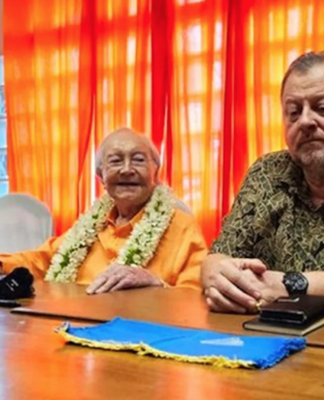 Tahiti's veteran politician Gaston Flosse (left) with Bruno Sandras, vice-president of the Amuitahiraa o te Nunaa Maohi party