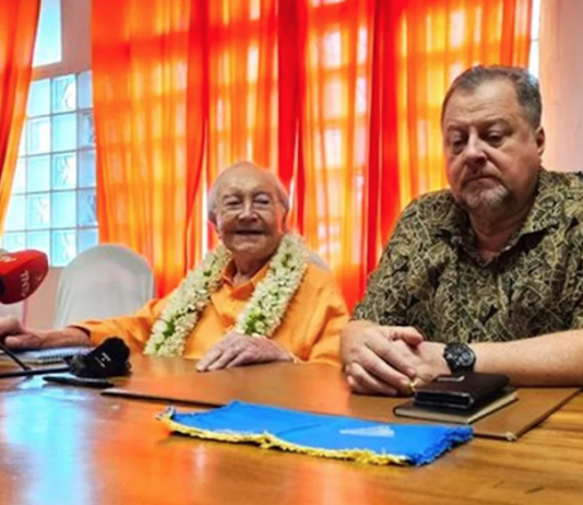 Tahiti's veteran politician Gaston Flosse (left) with Bruno Sandras, vice-president of the Amuitahiraa o te Nunaa Maohi party