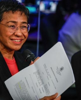 Philippine court strikes down order to shut online news site Rappler Standing in front of her news organisation’s logo, Rappler chief executive Maria Ressa