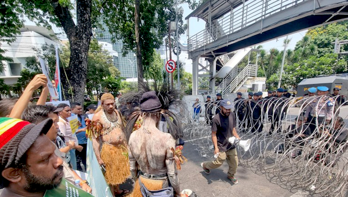 Survey warning on Papua ‘box ticking’ mega estates project goes unheeded Security forces watch from behind barbed wire as indigenous Papuans from Merauke in the Indonesia-ruled Melanesian region protest