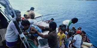 Rainbow Warrior crew help Rongelap islanders