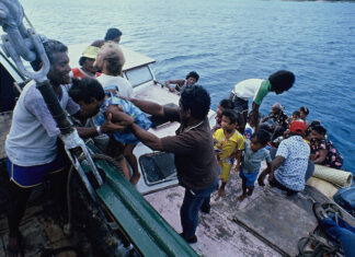 Rainbow Warrior crew help Rongelap islanders