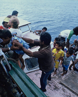 Rainbow Warrior crew help Rongelap islanders
