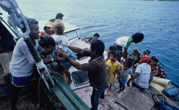 Rainbow Warrior crew help Rongelap islanders