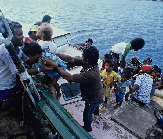 Rainbow Warrior crew help Rongelap islanders