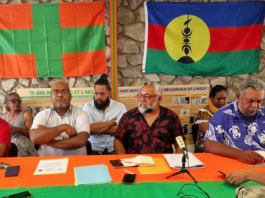 Union Calédonienne’s President Emmanuel Tjibaou (centre)