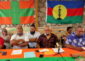 Union Calédonienne’s President Emmanuel Tjibaou (centre)