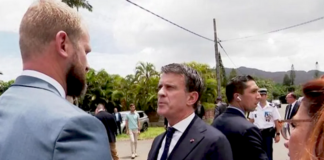 French Overseas Minister Manuel Valls (centre) clashes