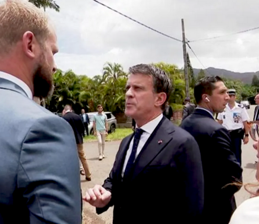 French Overseas Minister Manuel Valls (centre) clashes