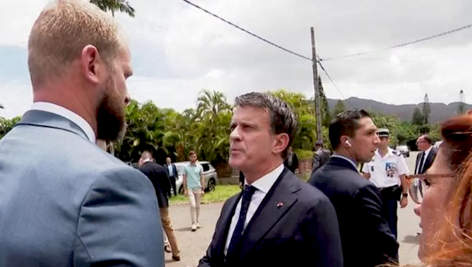 French Overseas Minister Manuel Valls (centre) clashes