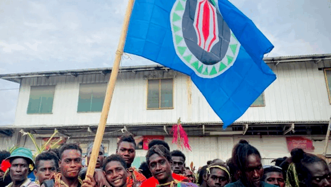 People queue to vote in Bougainville’s independence referendum in 2019