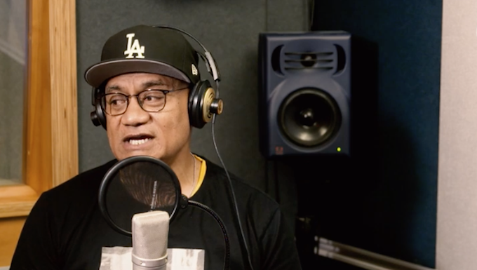 Naked Samoan group comedian Oscar Kightley