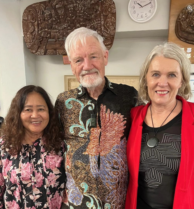 Taieri MP Ingrid Leary (right) with Dr David Robie and his wife Del Abcede