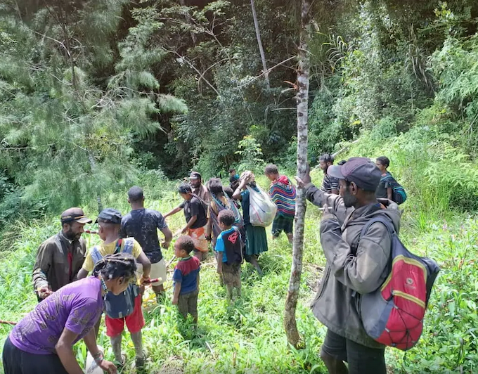 Villagers fleeing HRW 680wide West Papuan villagers fleeing fighting between the Indonesian military and pro-independence militants to Sugapa, the capital of Intan Jaya regency
