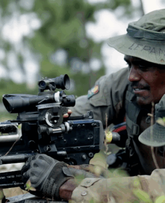 New Zealand Army and Republic of Fiji Military Forces soldiers cooperate in the Nausori Highlands during Exercise Cartwheel 23