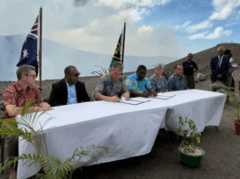 Senior ministers from Australia and Vanuatu initialled the Nakamal Agreement at the top of Mount Yasur. (ABC News: Lillyrose Welwel) Photo: ABC News / Lillyrose Welwel