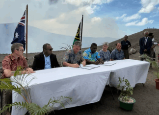 Senior ministers from Australia and Vanuatu initialled the Nakamal Agreement at the top of Mount Yasur. (ABC News: Lillyrose Welwel) Photo: ABC News / Lillyrose Welwel