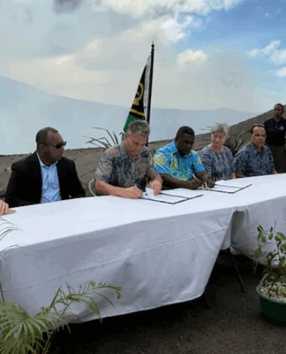 New Australia-Vanuatu deal won’t replicate Falepili-style pact, says analyst Senior ministers from Australia and Vanuatu initialled the Nakamal Agreement at the top of Mount Yasur. (ABC News: Lillyrose Welwel) Photo: ABC News / Lillyrose Welwel
