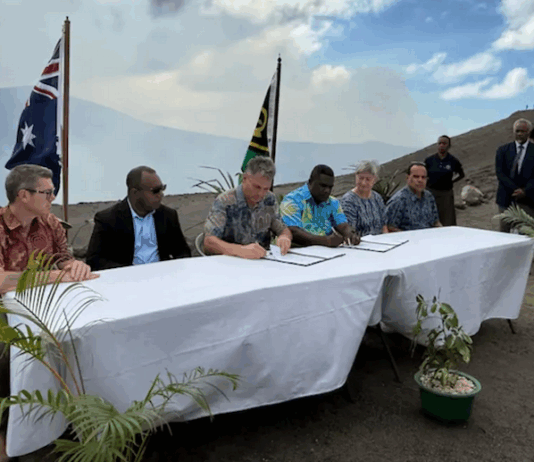 Senior ministers from Australia and Vanuatu initialled the Nakamal Agreement at the top of Mount Yasur. (ABC News: Lillyrose Welwel) Photo: ABC News / Lillyrose Welwel
