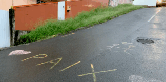 The word "peace" in French is scrawled on the road between Nouméa and Magenta beach