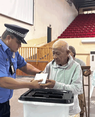 Assisting the elderly at Samoan pre-polling