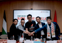 Rifa Berliana Arifin, Indonesia's country director for the Sumud Nusantara initiative (centre)