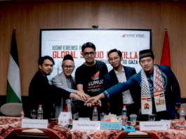 Rifa Berliana Arifin, Indonesia's country director for the Sumud Nusantara initiative (centre)