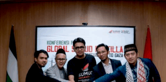 Rifa Berliana Arifin, Indonesia's country director for the Sumud Nusantara initiative (centre)