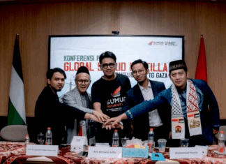 Rifa Berliana Arifin, Indonesia's country director for the Sumud Nusantara initiative (centre)