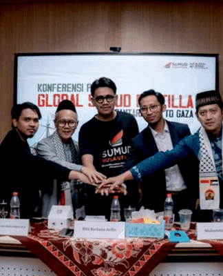 Asia-Pacific activists ready to set sail with largest-ever Gaza aid flotilla Rifa Berliana Arifin, Indonesia's country director for the Sumud Nusantara initiative (centre)