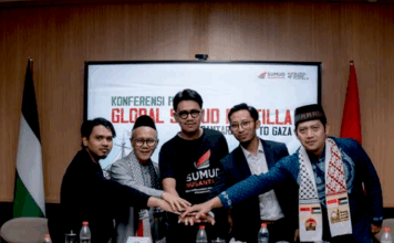 Rifa Berliana Arifin, Indonesia's country director for the Sumud Nusantara initiative (centre)