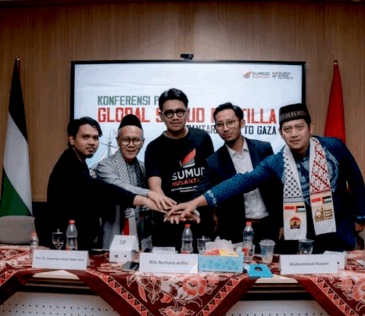 Rifa Berliana Arifin, Indonesia's country director for the Sumud Nusantara initiative (centre)